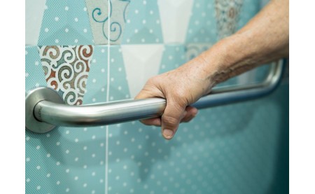 Aides pour le Bain : Les Solutions Indispensables pour Faciliter le Quotidien des Personnes en Convalescence